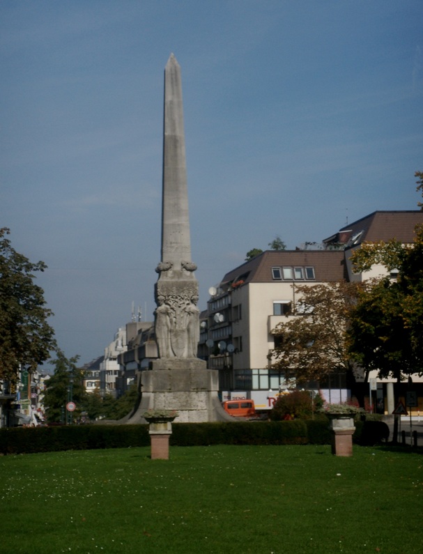 Darmstadt, Darmstadt-Mitte, St. Ludwig mit Eichbergviertel, Alice-Denkmal, Wilhelminenplatz